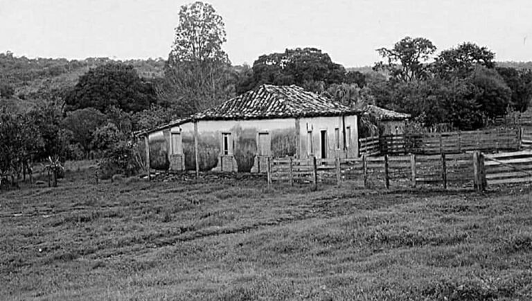Sede-da-Fazenda-dos-Casados-onde-a-Cruz-do-Anhanguera-foi-encontrada-e1629224960392.jpg