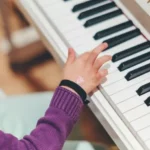 crianca-tocando-piano-848x477-1.webp.webp