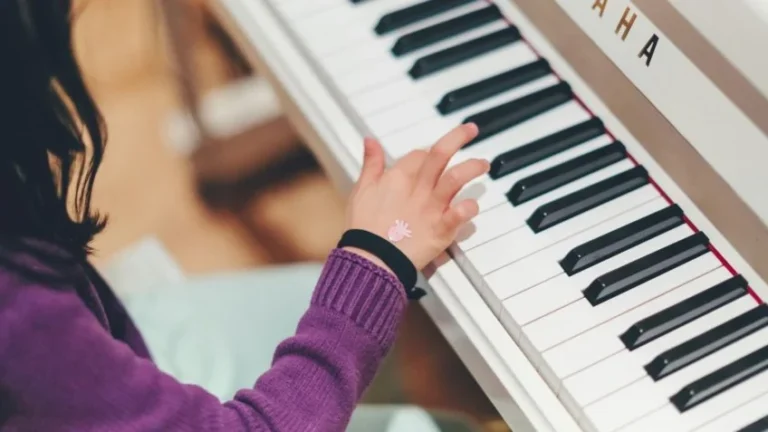 crianca-tocando-piano-848x477-1.webp.webp