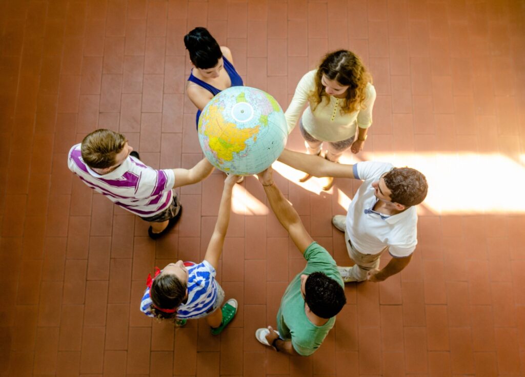 Grupo-Voluntariado-Doacao-Jovem-Homem-Mulher-Mundo-Globo-Solidariedade-Acao-Social-Donativo-Foto-iStock.jpg