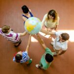 Grupo-Voluntariado-Doacao-Jovem-Homem-Mulher-Mundo-Globo-Solidariedade-Acao-Social-Donativo-Foto-iStock.jpg