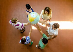 Grupo-Voluntariado-Doacao-Jovem-Homem-Mulher-Mundo-Globo-Solidariedade-Acao-Social-Donativo-Foto-iStock.jpg