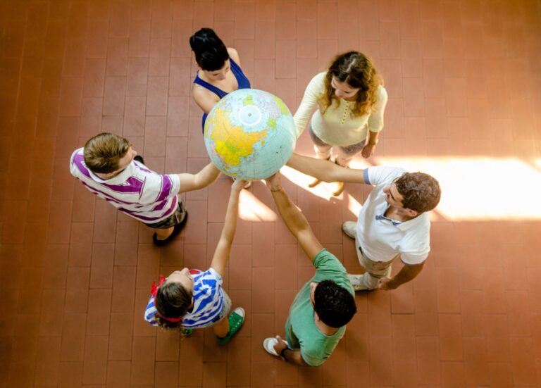 Grupo-Voluntariado-Doacao-Jovem-Homem-Mulher-Mundo-Globo-Solidariedade-Acao-Social-Donativo-Foto-iStock.jpg